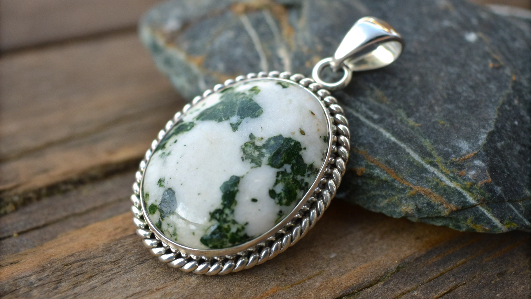 Ágata Musgo branco com verde escuro